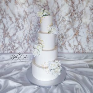 Chic wedding cake en crème au décor floral & feuilles d'or