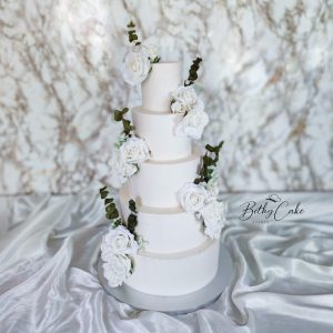 Élégant wedding cake en crème au décor floral & feuilles d'eucalyptus