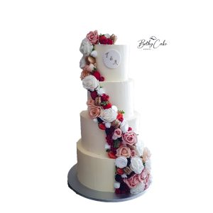 Wedding cake en crème avec décor en cascade varié