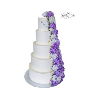 Wedding cake en crème avec cascade de fleurs