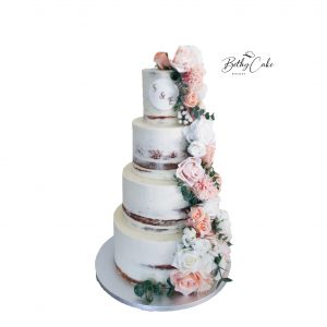 Wedding naked cake avec décor floral en cascade