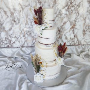 Wedding naked cake avec décor fleurs séchées